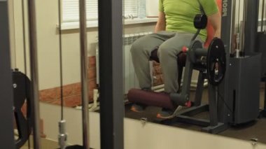 Spor salonundaki adam. Fitness. Sağlıklı yaşam tarzı