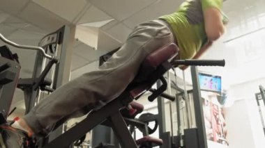 spor salonunda hiperuzantısı yapan adam