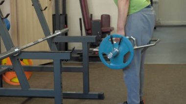 Spor salonundaki adam. Fitness. Sağlıklı yaşam tarzı