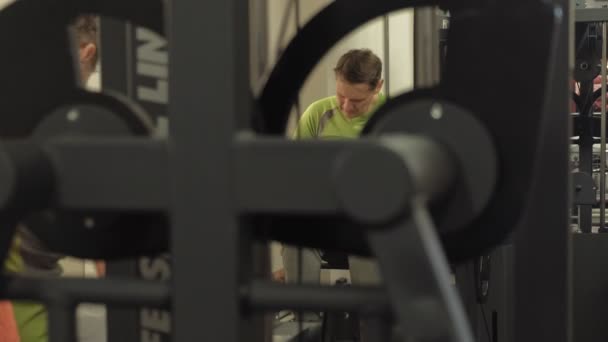 The man in the gym. Fitness. Healthy lifestyle — Stock Video