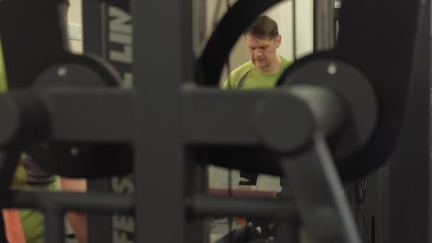 L'homme dans la salle de gym. En forme. Mode de vie sain — Video