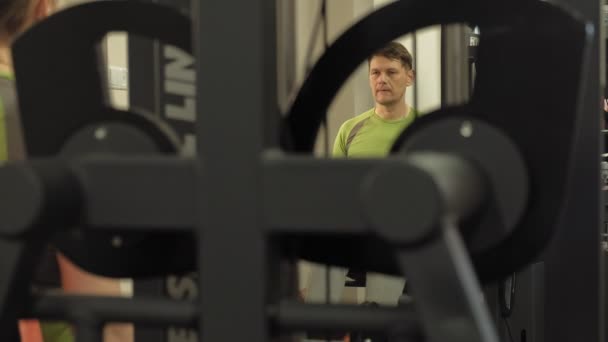 Der Mann im Fitnessstudio. Fitness. Gesunder Lebensstil — Stockvideo