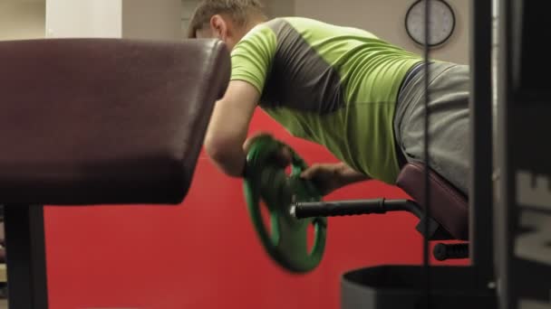 Hombre haciendo hiperextensión en el gimnasio — Vídeo de stock