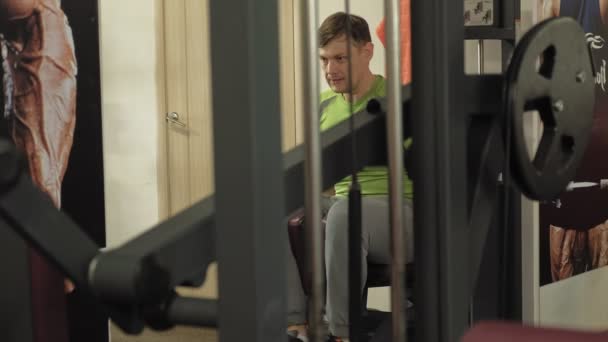 De man in de sportschool. Fitness. Gezonde levensstijl — Stockvideo