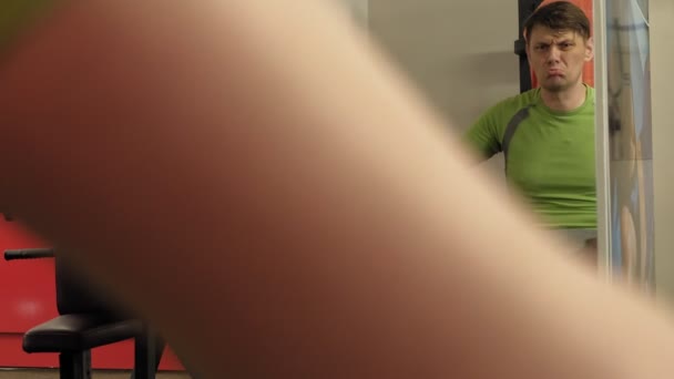 L'homme dans la salle de gym. En forme. Mode de vie sain 