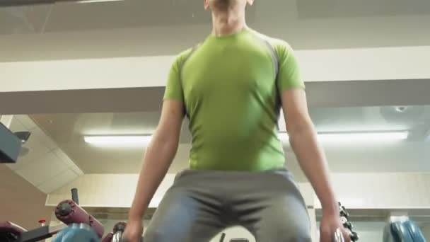 Ο άνθρωπος στο γυμναστήριο. Γυμναστήριο. Υγιεινός τρόπος ζωής — Αρχείο Βίντεο