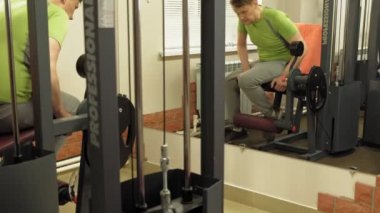 Spor salonundaki adam. Fitness. Sağlıklı yaşam tarzı