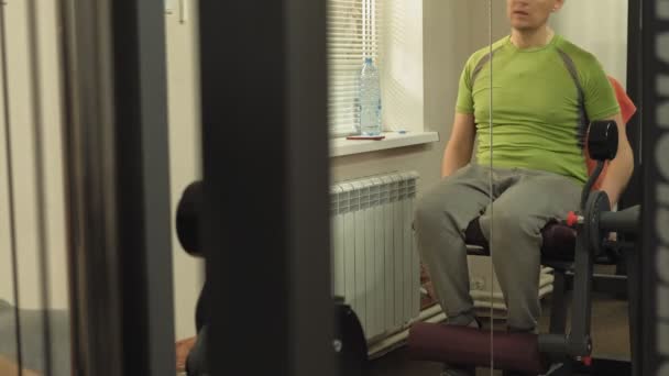 De man in de sportschool. Fitness. Gezonde levensstijl — Stockvideo