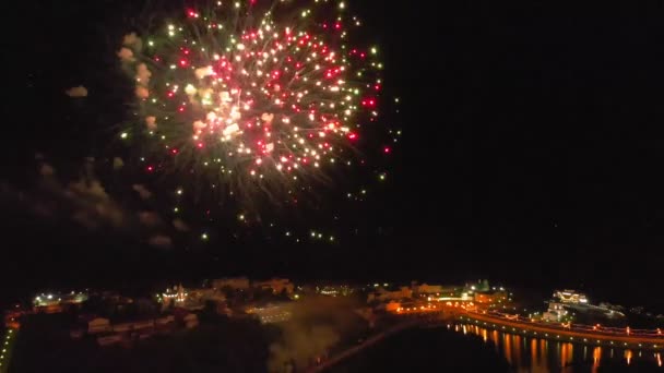 Vuurwerk over de stad. Lucht schieten vanuit de drone — Stockvideo