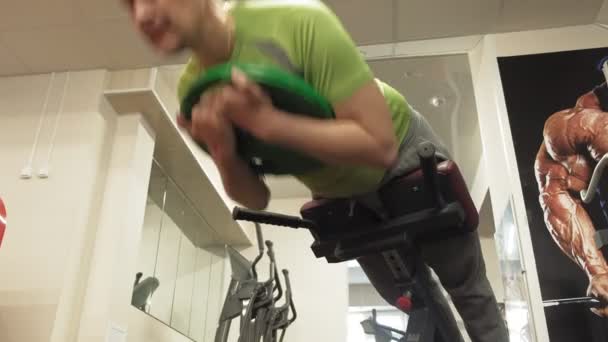 Homem fazendo hiperextensão no ginásio — Vídeo de Stock