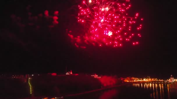 Fuegos artificiales sobre la ciudad. Disparos de aire desde el dron — Vídeos de Stock