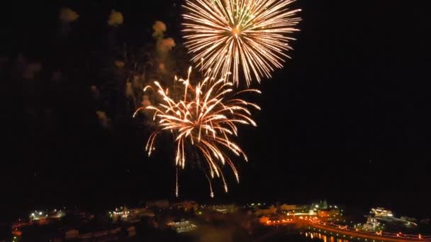 Feuerwerk über der Stadt. Luftaufnahmen aus der Drohne — Stockvideo