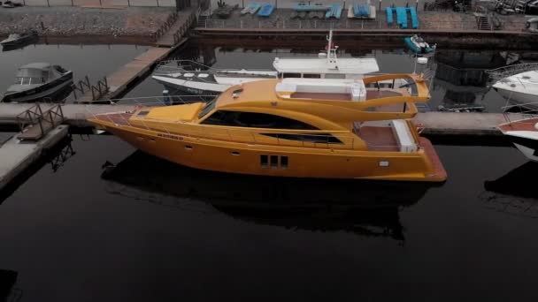 Barcos de molhe no rio. Tiro de ar do drone — Vídeo de Stock