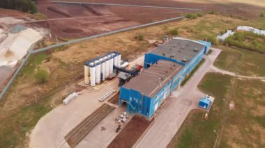 Atıksu arıtma tesisi, kanalizasyon arıtma tesisinde su geri dönüşümü, havadan görünüm. Ekoloji