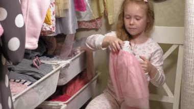 Ev gardırobundaki güzel küçük kız. Moda çocuklar