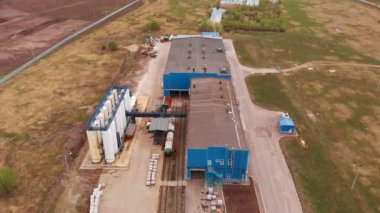 Atıksu arıtma tesisi, kanalizasyon arıtma tesisinde su geri dönüşümü, havadan görünüm. Ekoloji