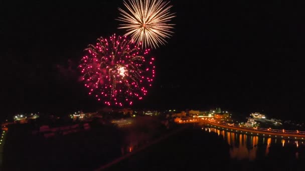 Fogos de artifício sobre a cidade. Tiro de ar do drone — Vídeo de Stock