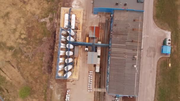 Estação de tratamento de águas residuais, reciclagem de água na estação de tratamento de águas residuais, vista aérea. Ecologia — Vídeo de Stock