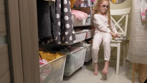 Mooi klein meisje in de Home garderobe. Modieuze kinderen — Stockvideo