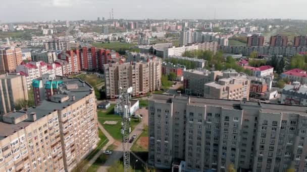 Torre Celular. Ambiente urbano, edifícios residenciais. Tiro aéreo do drone — Vídeo de Stock
