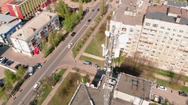 Cell Tower. Stadsmiljö, bostadshus. Flygfotografering från drönaren — Stockvideo