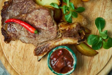 Patates ve fesleğen, kırmızı sos ile Kemik bel