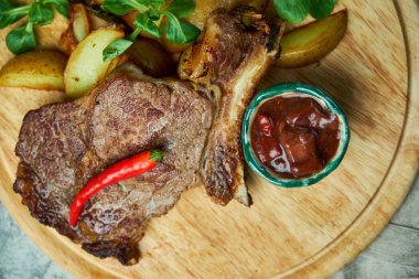 Patates ve fesleğen, kırmızı sos ile Kemik bel