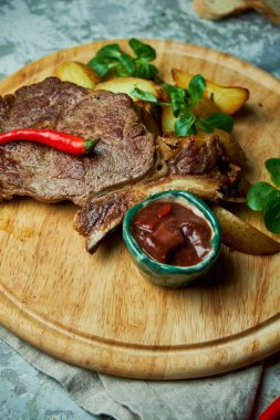 Patates ve fesleğen, kırmızı sos ile Kemik bel