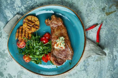 Sebze li biftek ve salata, kavrulmuş sarımsak