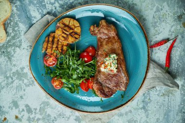 Sebze li biftek ve salata, kavrulmuş sarımsak