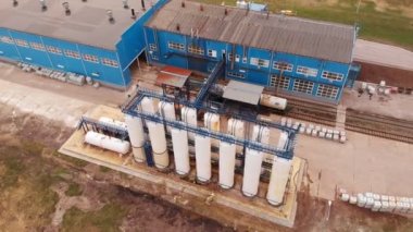 Atıksu arıtma tesisi, kanalizasyon arıtma tesisinde su geri dönüşümü, havadan görünüm. Ekoloji