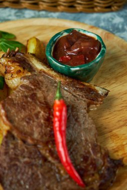 Patates ve fesleğen, kırmızı sos ile Kemik bel