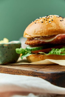 Peynirli Burger. Patates kızartması marul, domates ile