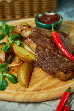 Patates ve fesleğen, kırmızı sos ile Kemik bel