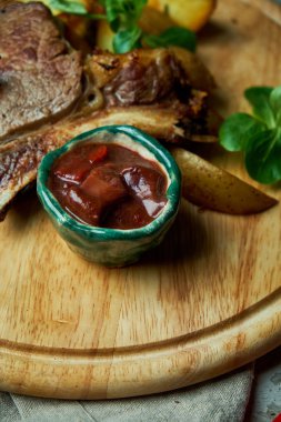 Patates ve fesleğen, kırmızı sos ile Kemik bel