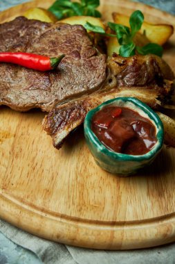 Patates ve fesleğen, kırmızı sos ile Kemik bel