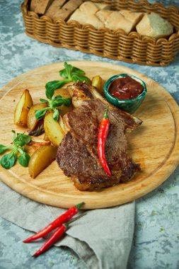 Patates ve fesleğen, kırmızı sos ile Kemik bel