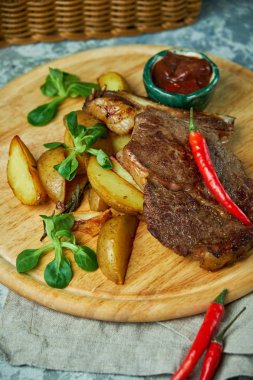 Patates ve fesleğen, kırmızı sos ile Kemik bel