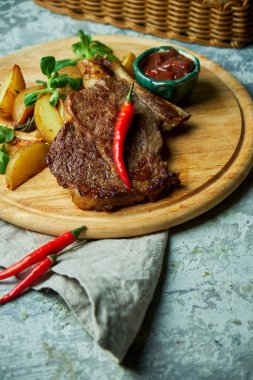 Patates ve fesleğen, kırmızı sos ile Kemik bel