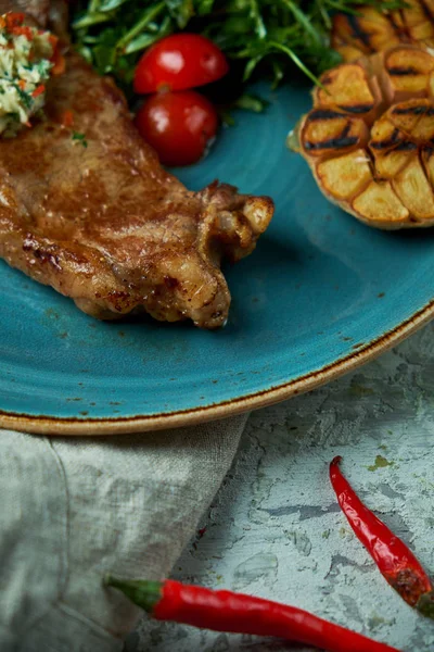 Sebze li biftek ve salata, kavrulmuş sarımsak