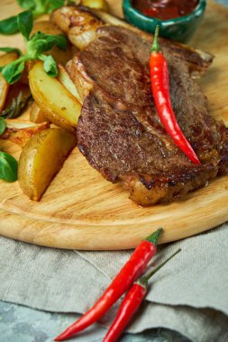 Patates ve fesleğen, kırmızı sos ile Kemik bel