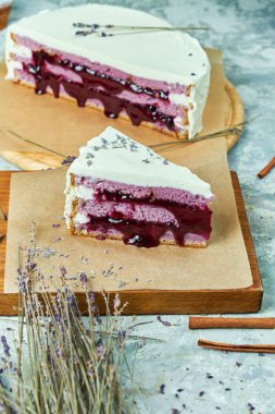 Parşömen kağıdı ile ahşap bir tahta üzerinde Lavanta kek