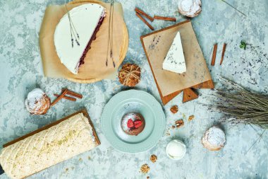 Birkaç kek Flatlay lavanta çeşitleri ile Beze kek