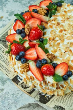 Gazetede badem yaprakları ile Çilek beze kek 