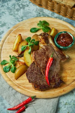 Patates ve fesleğen, kırmızı sos ile Kemik bel