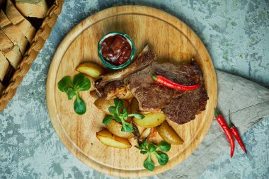 Patates ve fesleğen, kırmızı sos ile Kemik bel