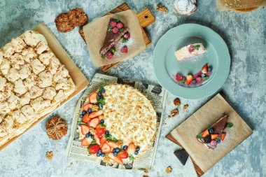 Birkaç kek Flatlay lavanta çeşitleri ile Beze kek