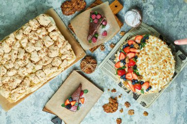 Birkaç kek Flatlay lavanta çeşitleri ile Beze kek