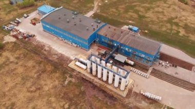 Atıksu arıtma tesisi, kanalizasyon arıtma tesisinde su geri dönüşümü, havadan görünüm. Ekoloji