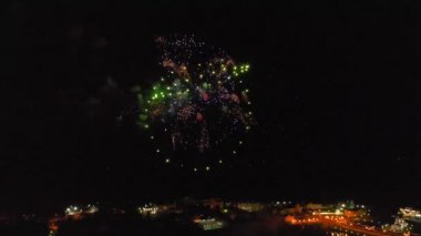 Şehrin üzerinde havai fişekler var. İhA'dan hava atışı
